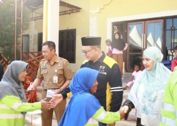 Sebelum Berangkat Kerja Bupati Kotabaru Bagikan Bantuan Untuk Petugas Kebersihan