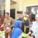Sebelum Berangkat Kerja Bupati Kotabaru Bagikan Bantuan Untuk Petugas Kebersihan