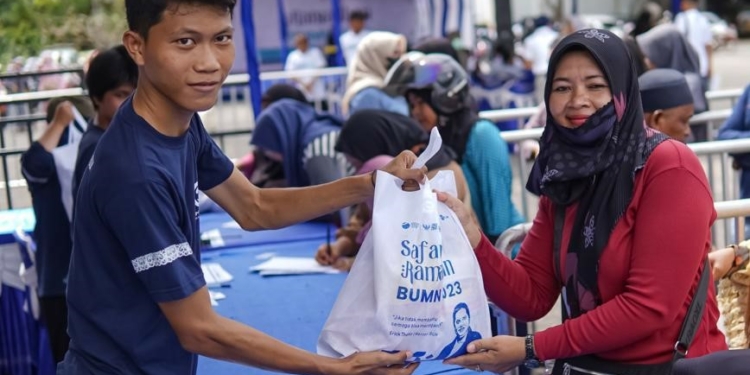 Safari Ramadhan BUMN 2023, Pasar Sembako Murah PLN Diserbu Ribuan Warga