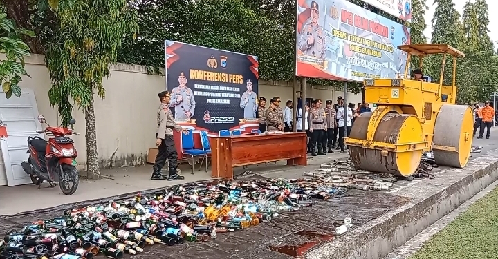 Ratusan Minuman Keras Miras dan Kenalpot Dimusnahkan