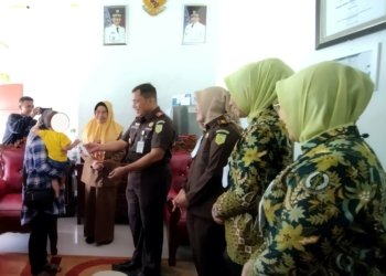 Dinsos P3AP2KB Kabupaten Banjar Bersama Kejari Banjar Serahkan Bantuan Kepada 7 Anak Baduta