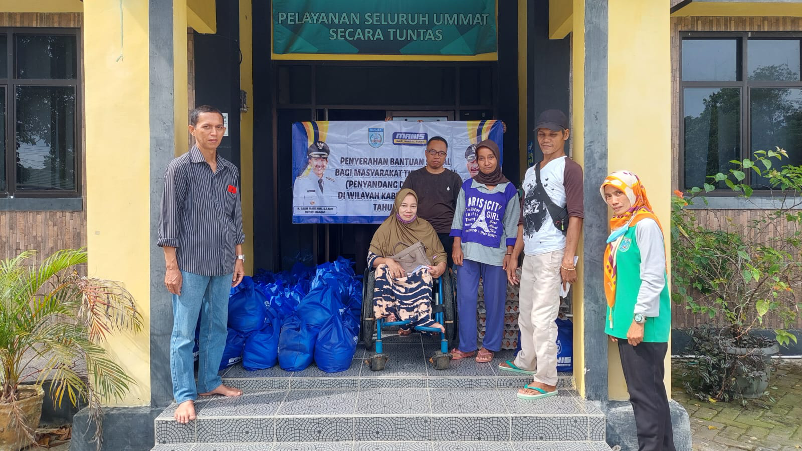 Dinsos P3AP2KB Kabupaten Banjar Bagikan Paket Sembako Kepada Warga