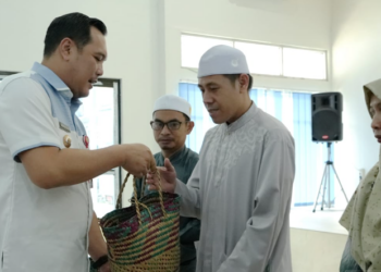Tekan Inflasi Walkot Banjarbaru Bagikan 2.165 Paket Bantuan