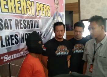 Mabuk Tuak Tetangga Dibacok, Telinga Nyaris Putus