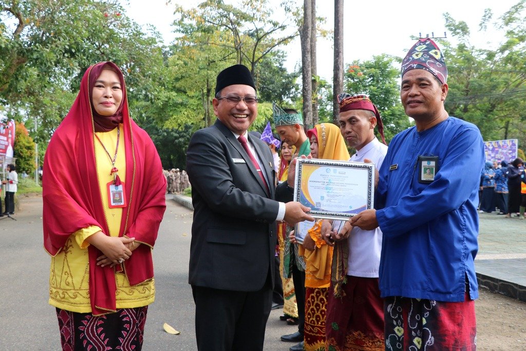 Hardiknas Dan Hari Otonomi Ke 27, Pemerintah Kabupaten Banjar Serahkan Penghargaan