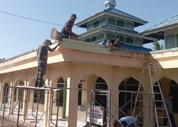 Bakti Sosial, Koramil Simpang Empat Bersihkan Masjid