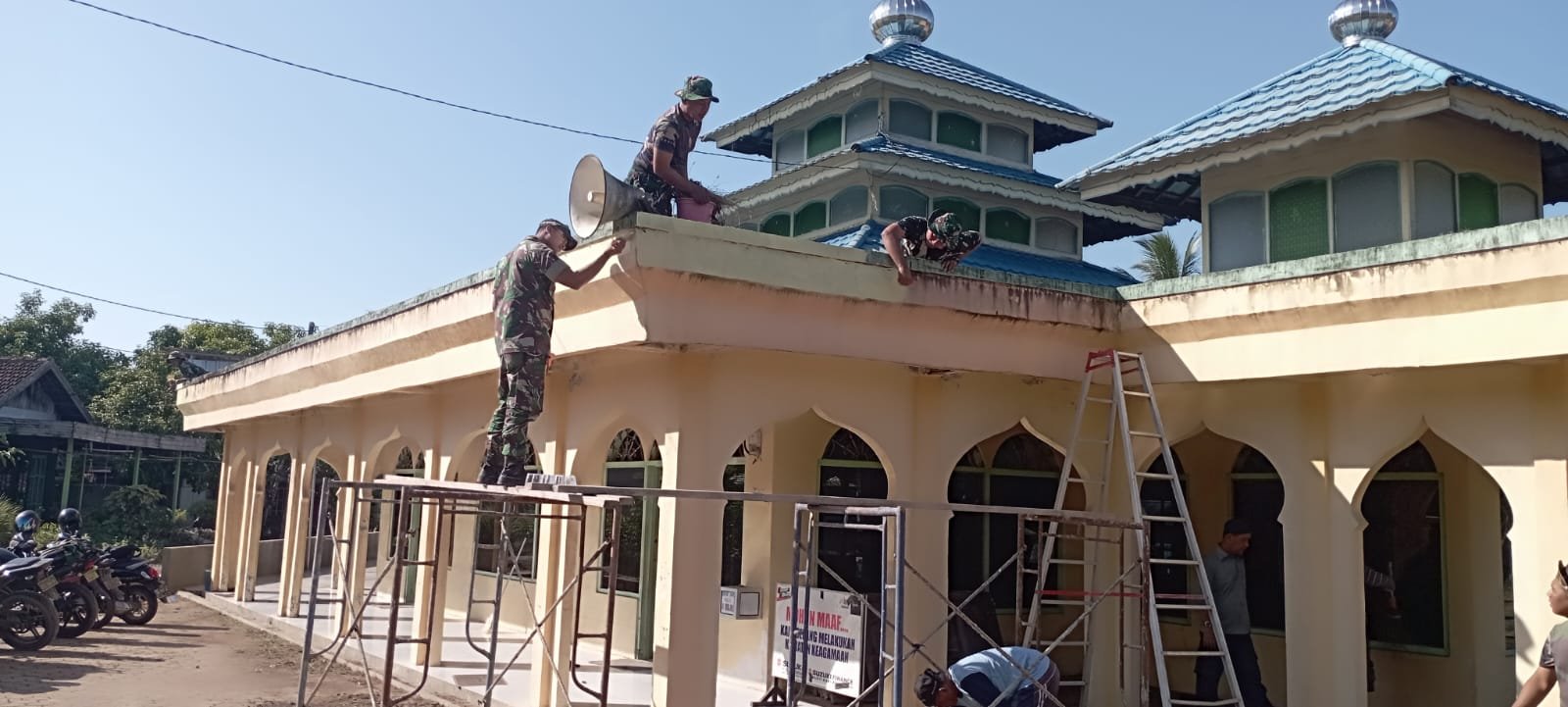 Bakti Sosial, Koramil Simpang Empat Bersihkan Masjid