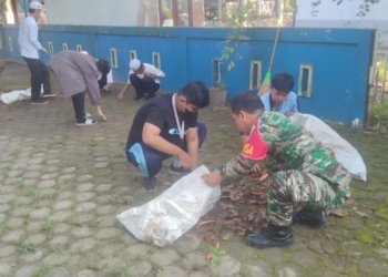 Bersih Jumat, Siswa Ikut Bantu Bersihkan Lingkungan Kelurahan