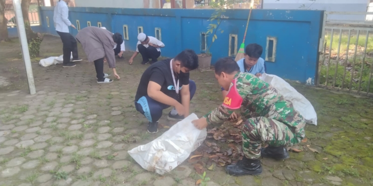 Bersih Jumat, Siswa Ikut Bantu Bersihkan Lingkungan Kelurahan