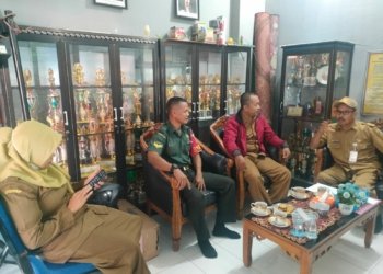 Babinsa Sungai Lulut Pantau Penerimaan Murid Baru