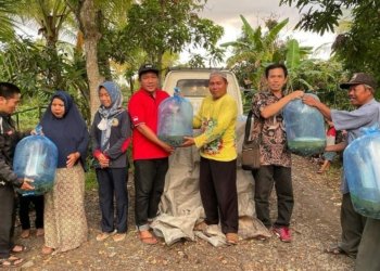 Fahrani Serahkan Bibit Ikan Kepada Kelompok Tani Di Jambu Burung