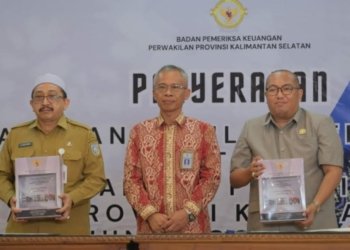 Wakil Ketua DPRD Dampingi Wakil Bupati Banjar Terima LHP LKPD Tahun 2022