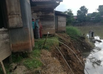 Babinsa Dan Polsek Astambul Pantau Tanah Longsor Pinggir Sungai Rumah Warga 