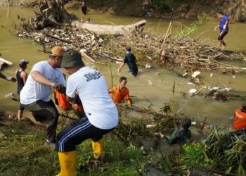PLN Terjunkan Ratusan Relawan Bersihkan Sungai dan Pantai di Kalsel dan Kalteng