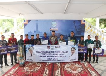 Saidi Mansyur Serahkan Hadiah Pemenang Lomba Desa Tingkat Kabupaten Banjar