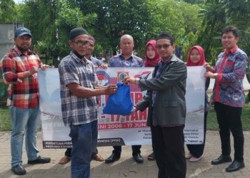 PPDI Kalsel Bagikan Sembako Kepada Warga Di HUT PPDI Ke 17