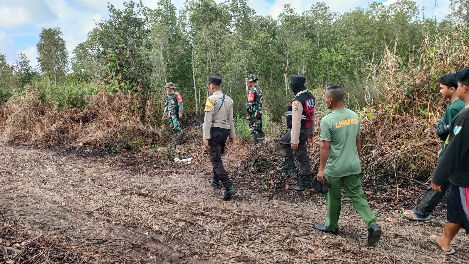 Hindari Karhutla, Personel TNI Bersama Tim Relawan Gabungan Pantau Setiap Hari
