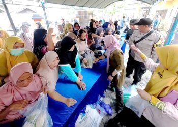 Ibu-Ibu Rebutan Minyak di Pasar Murah, Arbayah : Stoknya Habis
