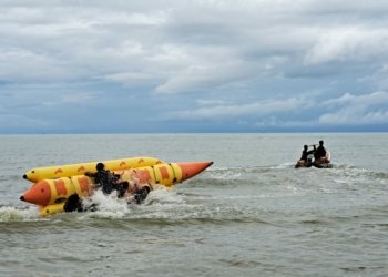 5 Ribu Orang Padati Pantai Batakan, Sampah Berserakan