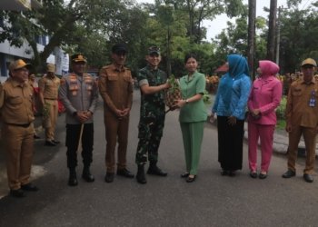 Dandim 1006 Banjar Siap Menjaga Kelestarian Usai Diberi Bupati Banjar Bibit Tanaman