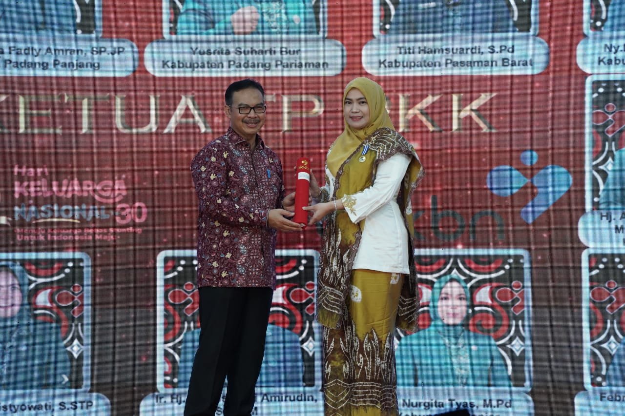 Manggala Karya Kencana Diterima Oleh Ketua TP PKK Kabupaten Banjar