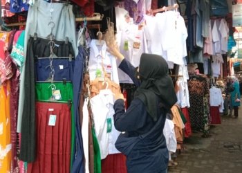 Jelang Tahun Ajaran Baru, Seragam Sekolah Laris di Pasar
