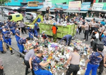 Aksi Bersih Bersih Lingkungan Yang Dilakukan Oleh Polda Kalsel
