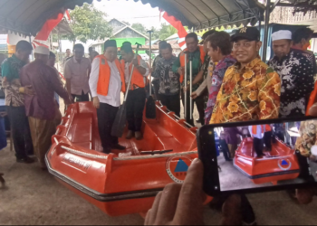 Syaifullah Tamliha Serahkan Perahu Kepada Warga Desa Pengaron
