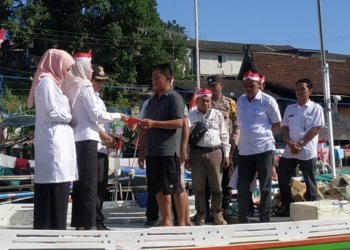 Tak Perlu Beli Lagi, Masyarakat Kotabaru Dapat Bendera Gratis