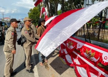 Satpol PP Tertibkan Pedagang Bendera Merah Putih di Banjarbaru