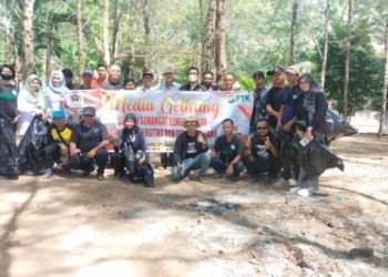 PT PTK dan PWI Kotabaru Pungut Sampah Di Pantai Wisata Gedambaan