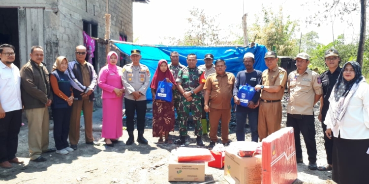 Danramil Aluh – Aluh – Dinsos P3AP2KB Kabupaten Banjar Salurkan Bantuan