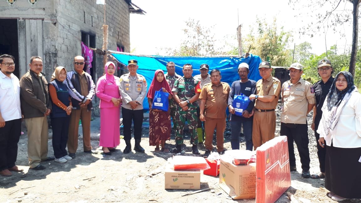 Danramil Aluh – Aluh – Dinsos P3AP2KB Kabupaten Banjar Salurkan Bantuan