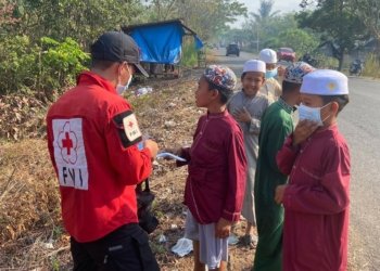 Ada Karhutla, PMI Kabupaten Banjar Tunda Distribusi Air Dan Lakukan Pemadaman Serta Bagikan Masker