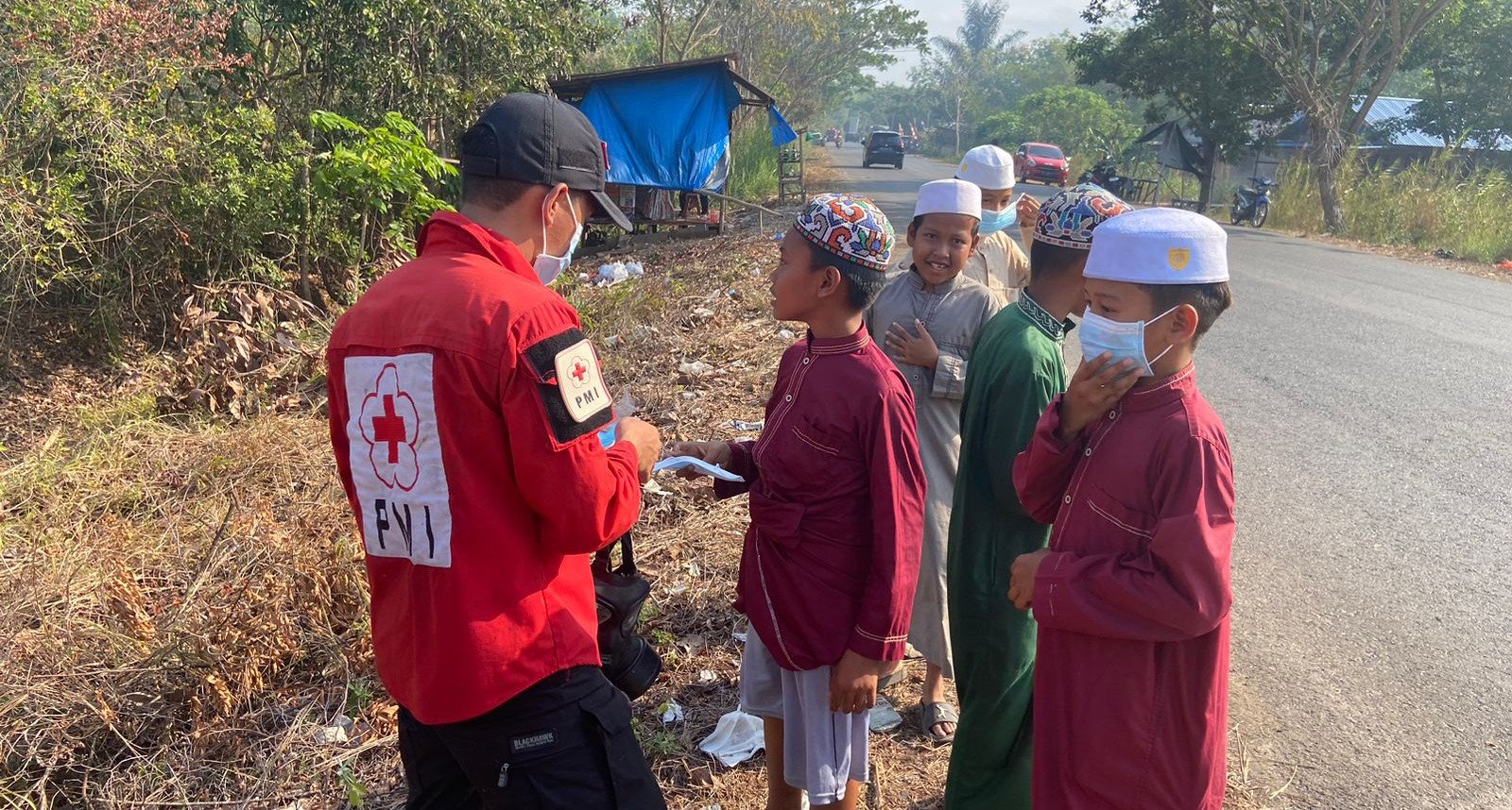 Ada Karhutla, PMI Kabupaten Banjar Tunda Distribusi Air Dan Lakukan Pemadaman Serta Bagikan Masker