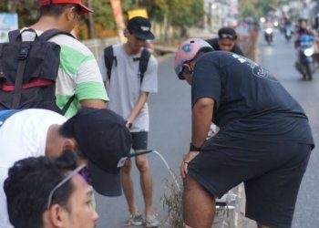 Komunitas Sepeda Bakayuh Kabupaten Banjar  Siram Tanama Di Median Jalan Di Kabupaten Banjar Yang Memperhatikan