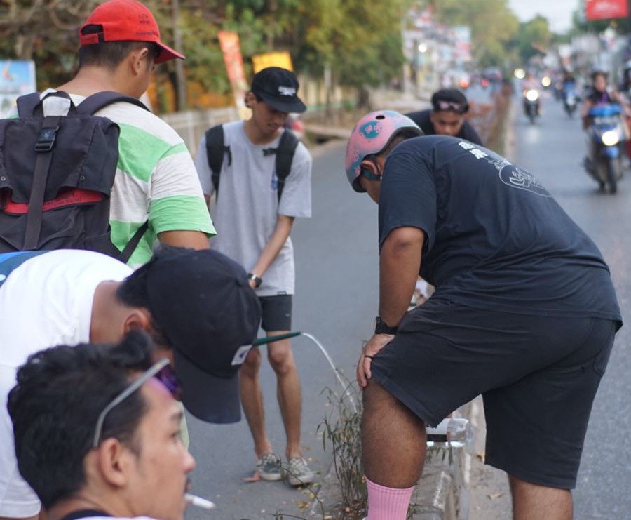 Komunitas Sepeda Bakayuh Kabupaten Banjar Siram Tanama Di Median Jalan Di Kabupaten Banjar Yang Memperhatikan