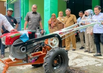 Anggota DPRD Serahkan Hand Traktor ke Petani