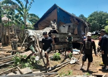 Rumah Warga Tidak Layak Huni Mulai Dilakukan Pembongkaran Oleh Satgas TMMD Kodim 1006 Banjar 