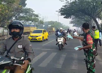 Cegah ISPA, Puskesmas Gambut Bersama TNI Dan Polri Bagikan 1.500 Masker Warga Pengguna Jalan