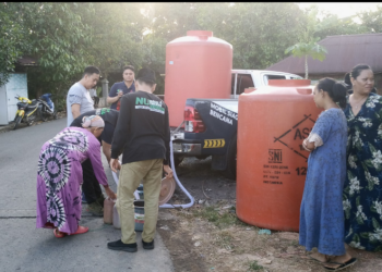PCNU Kabupaten Banjar Bersama PWNU Kalsel Bagikan Air Bersih Kepada Warga Desa Limamar