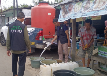 LPBI PCNU Kabupaten Banjar Bagikan Air Bersih, Dinas Kesehatan Kalsel Periksa Kesehatan Masyarakat