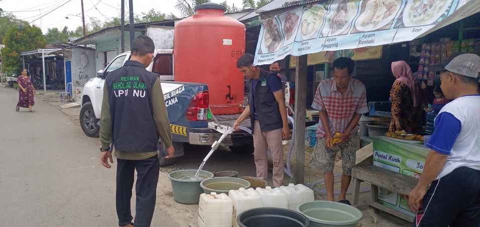 LPBI PCNU Kabupaten Banjar Bagikan Air Bersih, Dinas Kesehatan Kalsel Periksa Kesehatan Masyarakat