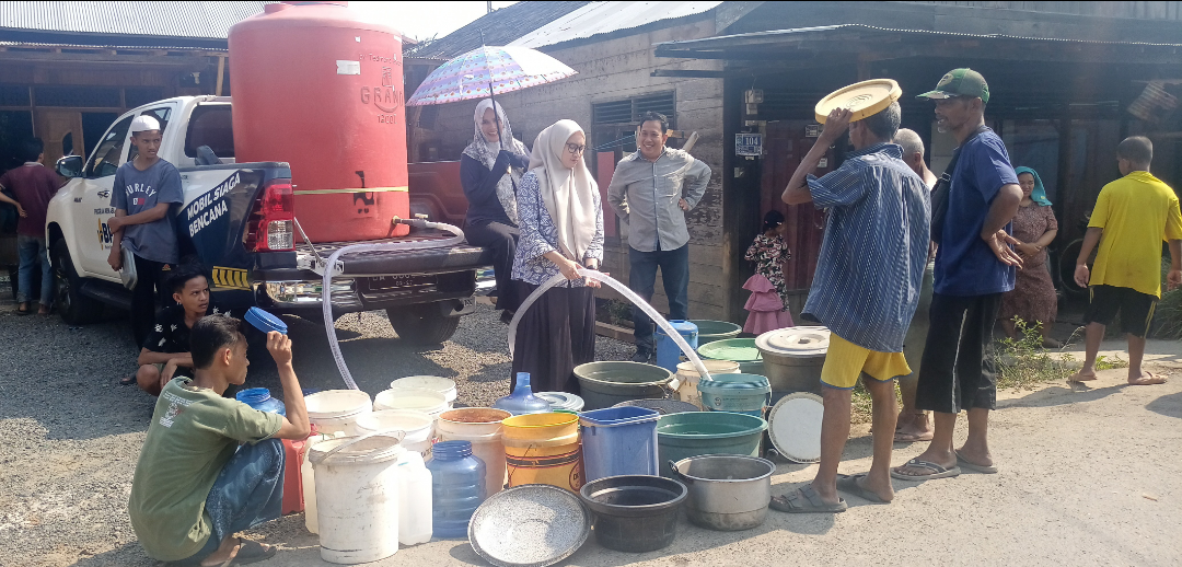 Mobil LPBI PWNU Kalsel Dan Mobil Satkorkel GP Ansor Kelurahan Sekumpul Terus Bagikan Air Bersih