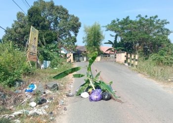 Papan Larangan Buang Sampah Diabaikan, Sampah Digeser Ke Tengah Jalan