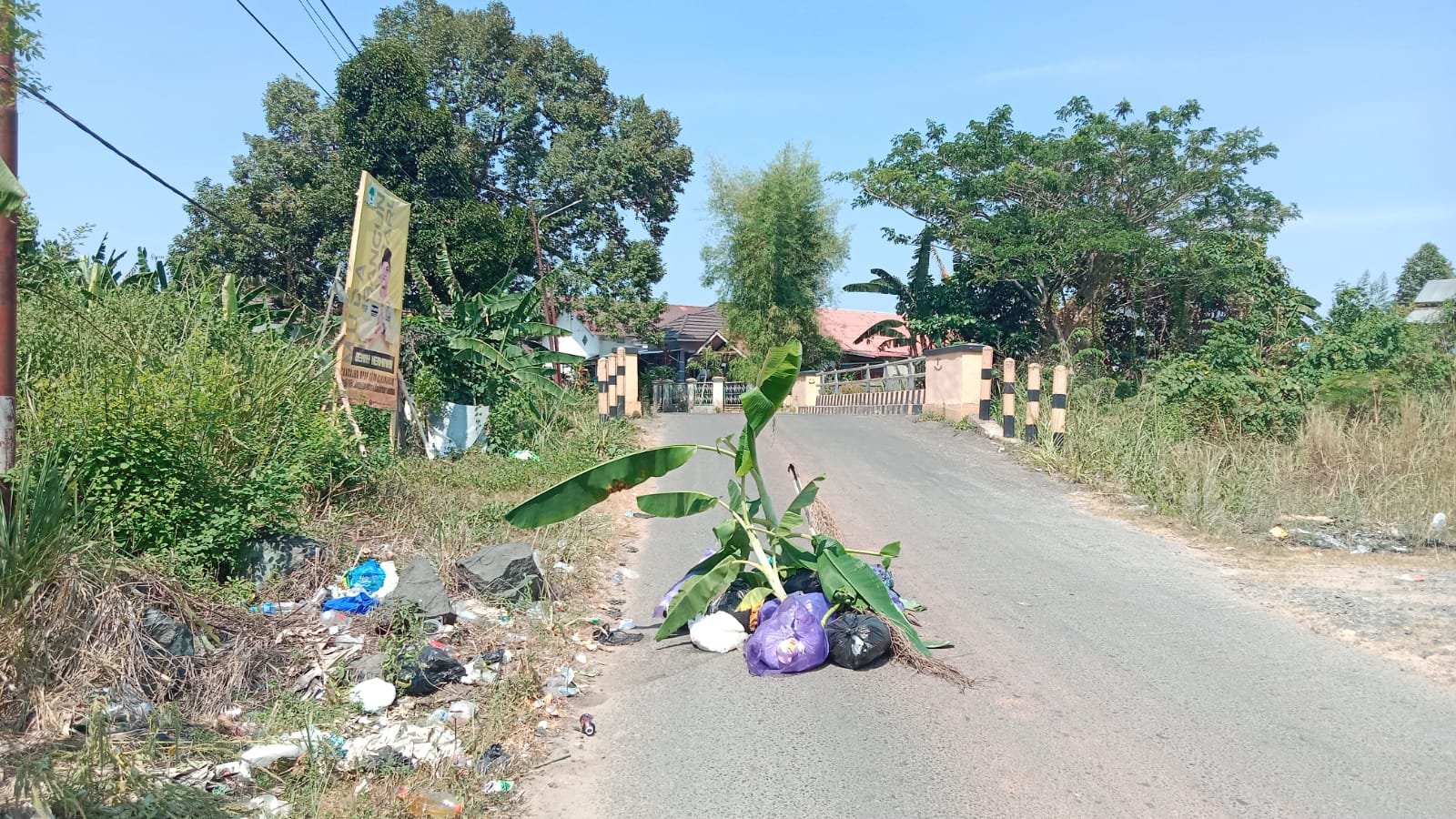 Papan Larangan Buang Sampah Diabaikan, Sampah Digeser Ke Tengah Jalan
