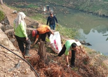 World Cleanup Day 2023, Puluhan Relawan Bersihkan Sungai Kemuning