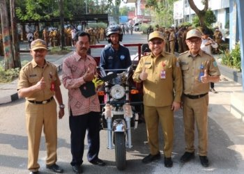 Sekretaris Daerah Kabupaten Banjar Serahkan Bantuan Kepada Pokdakan Papuyu Sakti