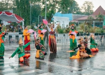 Parade Senja Musim Kemarau Diguyur Hujan