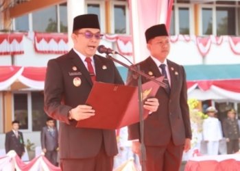 Wakil Bupati Kotabaru Andi Rudi Latif,SH pimpin upacara Hari Kesaktian Pancasila bertempat di depan kantor Bupati Kotabaru Minggu(1/10/2023). Foto Kominfo/Redaksi8.com